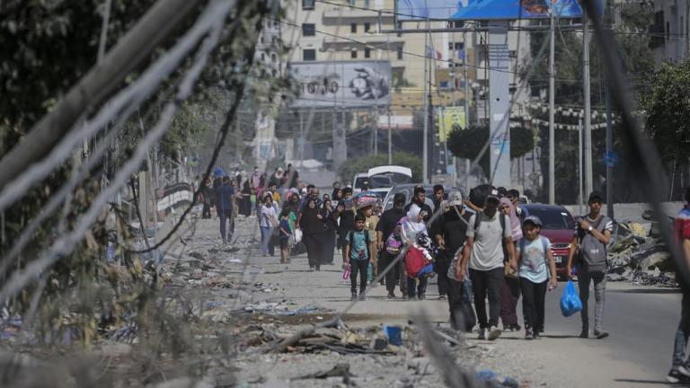  Σε απελπισία, οι Παλαιστίνιοι της Γάζας περιμένουν την ανθρωπιστική βοήθεια