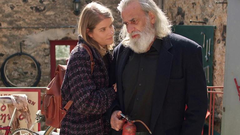 Η παραλία 23/10:  Η Νόνα αποφασίζει να την συνοδέψει ο Τόμι στην Κυριακάτικη λειτουργία