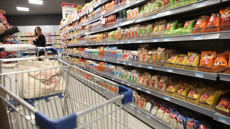 Στα ράφια των σούπερ μάρκετ η μάχη για τις μειώσεις τιμών στα προϊόντα	