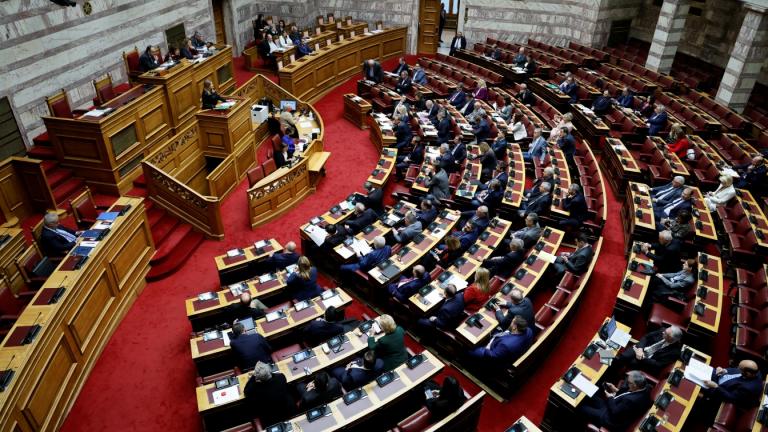 Βουλή: Σφοδρή πολιτική αντιπαράθεση για την σύσταση προανακριτικής επιτροπής για την τραγωδία στα Τέμπη
