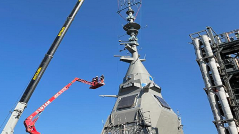 Η τοποθέτηση του ιστού PSIM στη φρεγάτα FDI HN1 «Κίμων» του Πολεμικού Ναυτικού πραγματοποιήθηκε στη Γαλλία	