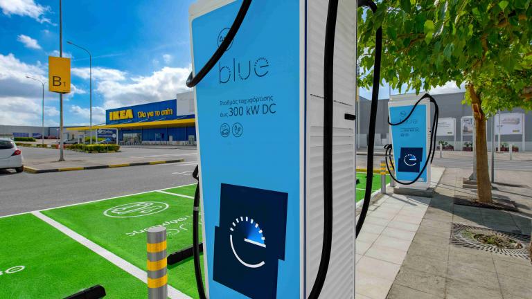 Νέο ΔΕΗ blue hub με δύο ταχυφορτιστές 300kW στο Εμπορικό Πάρκο της Trade Estates που στεγάζει το ΙΚΕΑ στη Λάρισα