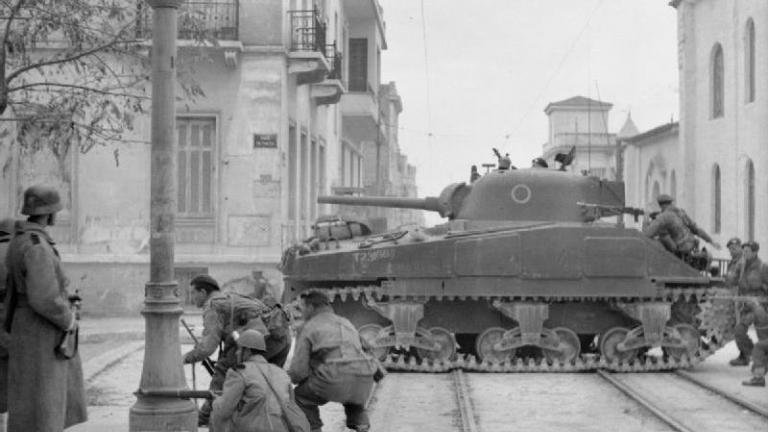 4 Δεκεμβρίου 1944: Ξεκινούν τα «Δεκεμβριανά» στην Αθήνα, με κορυφαία στιγμή την αντίσταση των υπερασπιστών του Συντάγματος Χωροφυλακής Μακρυγιάννη
