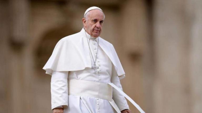 "Οι ιερείς μπορούν να ευλογούν τα ομόφυλα ζευγάρια", αποφάσισε ο πάπας Φραγκίσκος