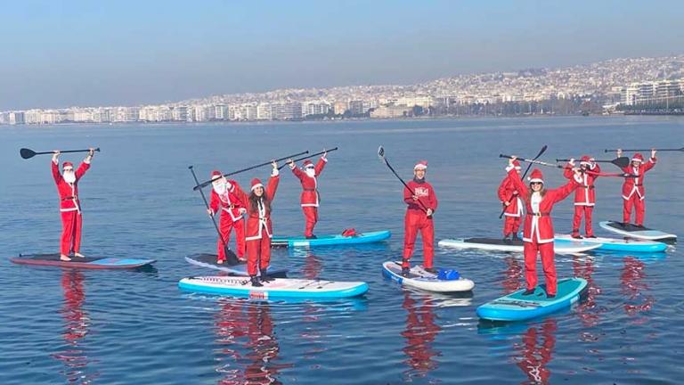 Ντυμένοι Άγιοι Βασίληδες διέσχισαν τον Θερμαϊκό κάνοντας SUP