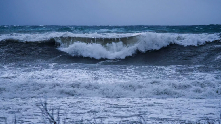 Τραγωδία στην Κυπαρισσία: Γυναίκα παρασύρθηκε από κύματα και πνίγηκε μπροστά στον άντρα της