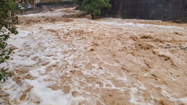 Ηλεία: Αυτοκίνητο παρασύρθηκε από χείμαρρο στο Πλουτοχώρι – Αγνοούνται οι επιβάτες