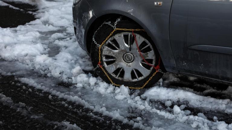 Κύμα ψύχους στη Γαλλία εκατοντάδες οχήματα εγκλωβίστηκαν από το χιόνι	