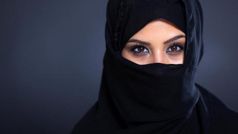 Ιράν: Μια γυναίκα καταδικάστηκε σε 74 μαστιγώσεις επειδή δεν φορούσε την ισλαμική μαντίλα