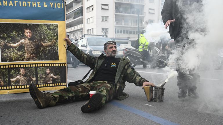 Στο Σύνταγμα οι μελισσοκόμοι με πανό και καπνιστήρια