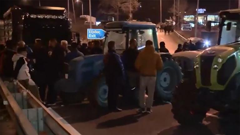 Στα μπλόκα οι αγρότες: Έκλεισαν την εθνική οδό Θεσσαλονίκης - Νέων Μουδανίων