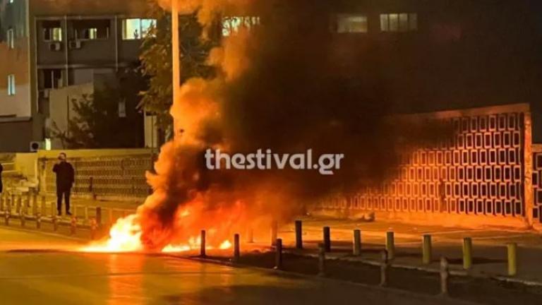 Θεσσαλονίκη: Επίθεση με μολότοφ τα ξημερώματα σε διμοιρία των ΜΑΤ έξω από το ΑΠΘ