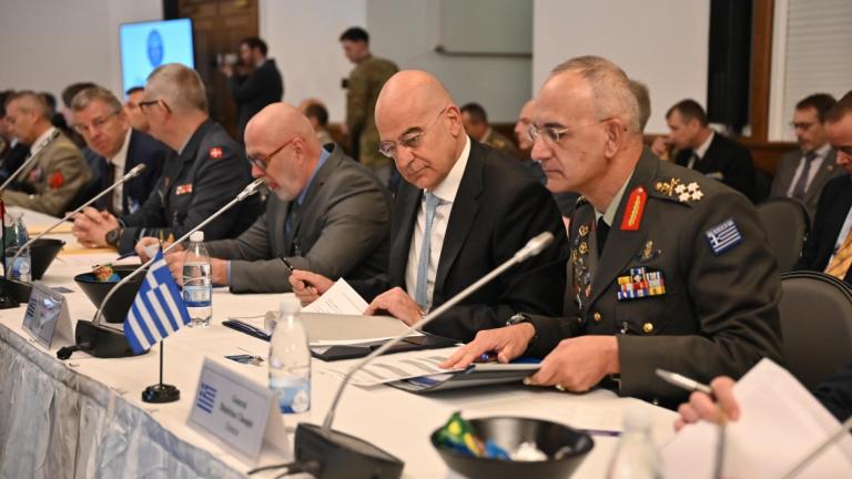 Ν. Δένδιας – Στρατηγός Δ. Χούπης: Στη συνάντηση της ομάδας επαφής για την άμυνα στην Ουκρανία