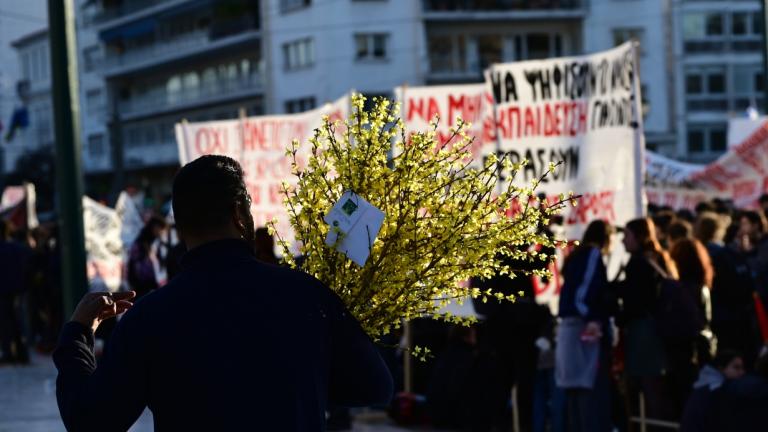 Στη Βουλή παραμένουν φοιτητικοί σύλλογοι – Επεισόδια στο πανεκπαιδευτικό συλλαλητήριο, 8 φοιτητές τραυματίες