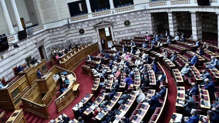 Στη Βουλή το νομοσχέδιο για συμπληρωματικό φόρο έως 15% σε πολυεθνικές επιχειρήσεις και μεγάλους ομίλους