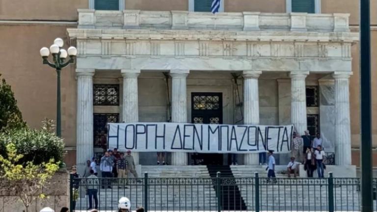 Μέλη του Ρουβίκωνα εισέβαλαν σε Βουλή-Προεδρικό Μέγαρο και σήκωσαν πανό για τα Τέμπη