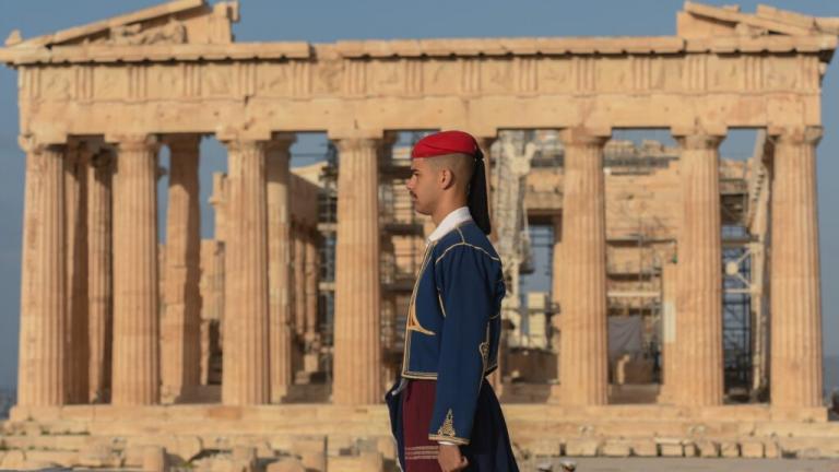 25η Μαρτίου: Δέος στον Ιερό Βράχο της Ακρόπολης με την έπαρση της σημαίας