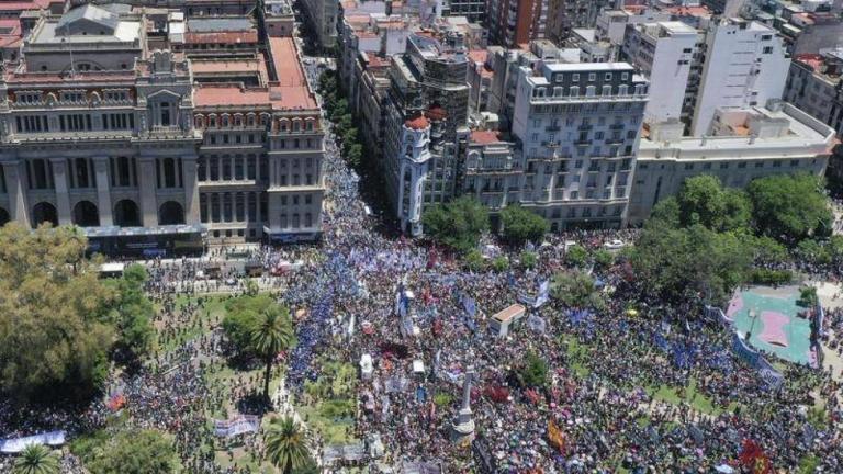 Αργεντινή: Διαδηλώσεις κι επεισόδια παραμονή των 100 ημερών της προεδρίας Μιλέι