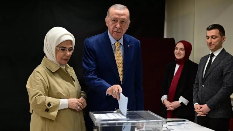 Τουρκία: Έκλεισαν οι κάλπες των δημοτικών εκλογών — Αντίστροφη μέτρηση για τα αποτελέσματα — Τα βλέμματα στραμμένα στην Κωνσταντινούπολη