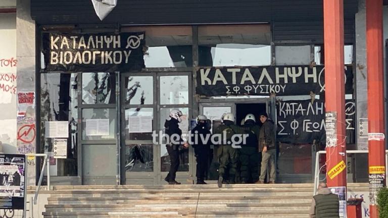 ΑΠΘ: Σε εξέλιξη επιχείρηση των ΜΑΤ — Δεκάδες προσαγωγές — Διαμαρτυρία φοιτητών