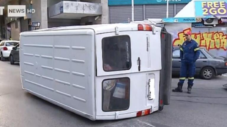 Τροχαίο στην Πατησίων: Φορτηγάκι παραβίασε κόκκινο φανάρι και συγκρούστηκε με αυτοκίνητο