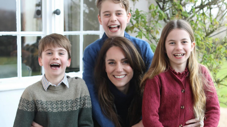 Βρετανία: Η Κέιτ Μίντλετον παραδέχεται ότι η φωτογραφία με τα παιδιά της είναι μονταρισμένη, ζητά «συγγνώμη για οποιαδήποτε σύγχυση»