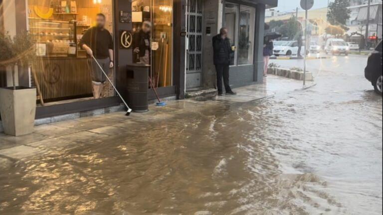 Ναύπλιο: Πλημμύρισαν οι δρόμοι εξαιτίας της βροχόπτωσης