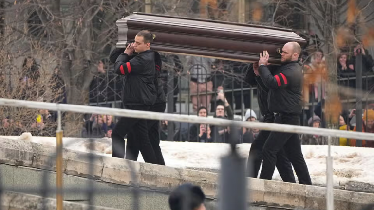 Ρωσία: Πλήθος κόσμου στην κηδεία του Αλεξέι Ναβάλνι — Δρακόντεια μέτρα ασφαλείας