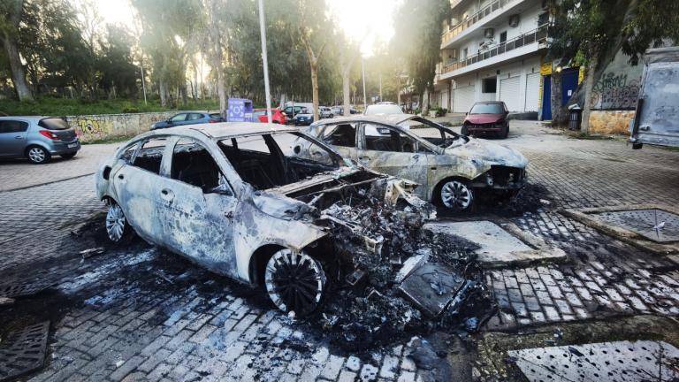 Τέσσερα οχήματα που έγιναν στάχτη και τρία με σοβαρές, υλικές ζημιές είναι ο απολογισμός των επεισοδίων που σημειώθηκαν κατά τη διάρκεια της νύχτας έξω από την Πανεπιστημιούπολη του Ζωγράφου