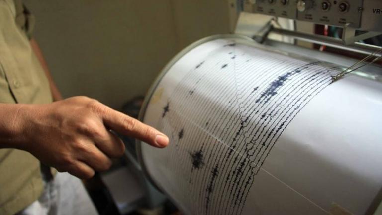 Κεφαλονιά: Εννέα σεισμοί σε 1,5 ώρα — Σμηνοσειρά ή προσεισμοί, δηλώνει ο Γεράσιμος Παπαδόπουλος