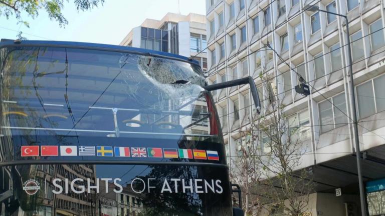 Πανεπιστημίου: Ατύχημα με τουριστικό λεωφορείο - Έξι τραυματίες