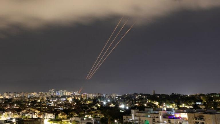 Το Ιράν εκτόξευσε πάνω από 200 drones και πυραύλους, χτυπήθηκε στρατιωτική βάση του Ισραήλ