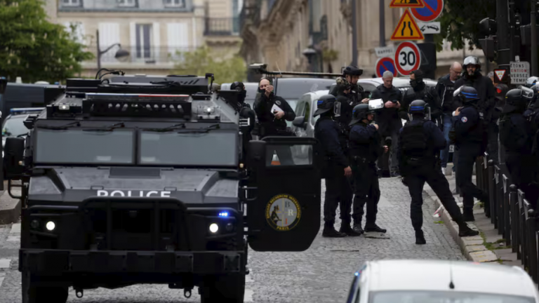 Γαλλία: Συνελήφθη ο άνδρας που απειλούσε να ανατιναχθεί έξω από το προξενείο του Ιράν στο Παρίσι
