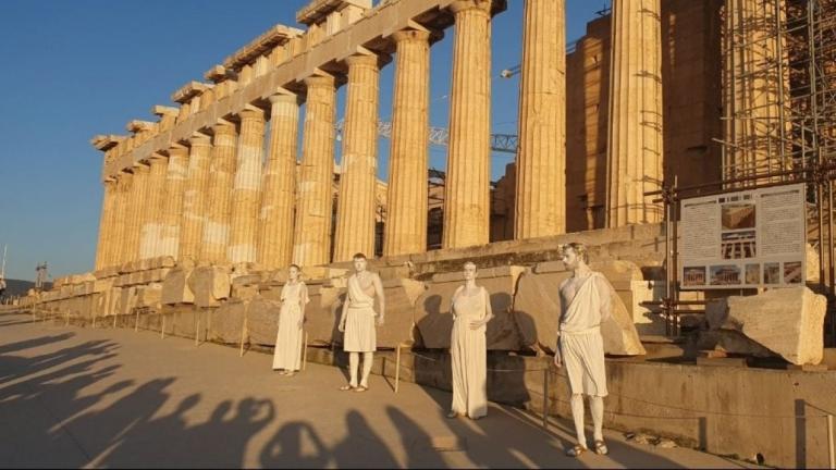 Ντυμένοι με χλαμύδες, περικεφαλαίες, και κρατώντας ασπίδες,  τουρίστες αργά το απόγευμα του Σαββάτου αποφάσισαν  να κάνουν “ό,τι τους καπνίσει”, στην Ακρόπολη, επιδεικνύοντας  προκλητικότητα και ασέβεια προς τον χώρο, ενώ ορισμένοι είχαν βάψει  λευκά τα πρόσωπα και το δέρμα τους – θέλοντας προφανώς να ποζάρουν ως  αρχαία ελληνικά αγάλματα!