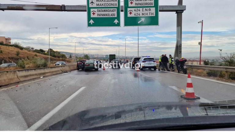 Θεσσαλονίκη: Καραμπόλα πέντε οχημάτων στην Περιφερειακή - Σύγκρουση με απορριμματοφόρο και στρατιωτικό όχημα