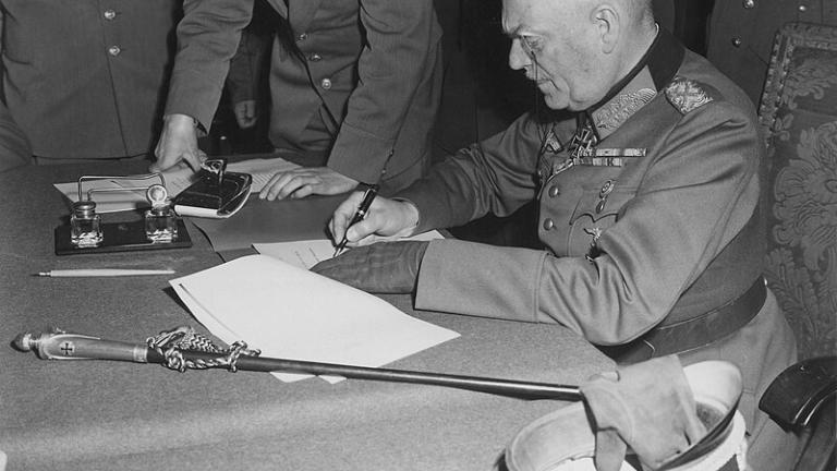 8 Μαΐου 1945: Η Ναζιστική Γερμανία συνθηκολογεί άνευ όρων και τελειώνει ο Β’ Παγκόσμιος Πόλεμος στην Ευρώπη