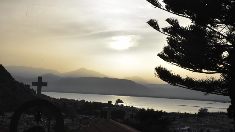 Ξεπέρασε τους 35 °C η θερμοκρασία στην Κρήτη - 47 μετεωρολογικοί σταθμοί κατέγραψαν θερμοκρασίες μεγαλύτερες των 30 °C   