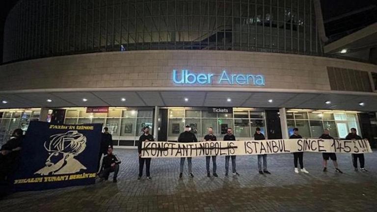 Βερολίνο: Τούρκοι οπαδοί σήκωσαν πανό για την Κωνσταντινούπολη έξω από το γήπεδο του Final Four 