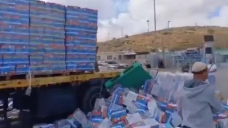 Ισραηλινοί διαδηλωτές βανδάλισαν φορτηγά με ανθρωπιστική βοήθεια για τη Γάζα