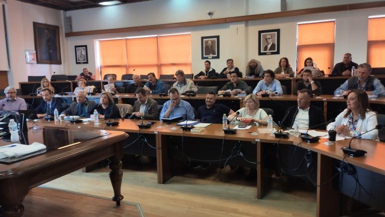 Βόλος: Χυδαίες και υβριστικές εκφράσεις στο δημοτικό συμβούλιο