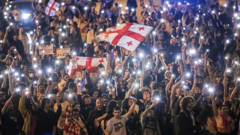 Γεωργία: Χιλιάδες διαδηλωτές στην κεντρική πλατεία της Τιφλίδας εναντίον του νομοσχεδίου περί «ξένων πρακτόρων»