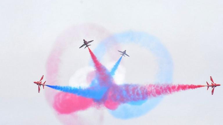 Ενθουσίασε τον κόσμο στο Φαληρικό όρμο με την επίδειξή του το φημισμένο ακροβατικό Σμήνος της RAF «Red Arrows»