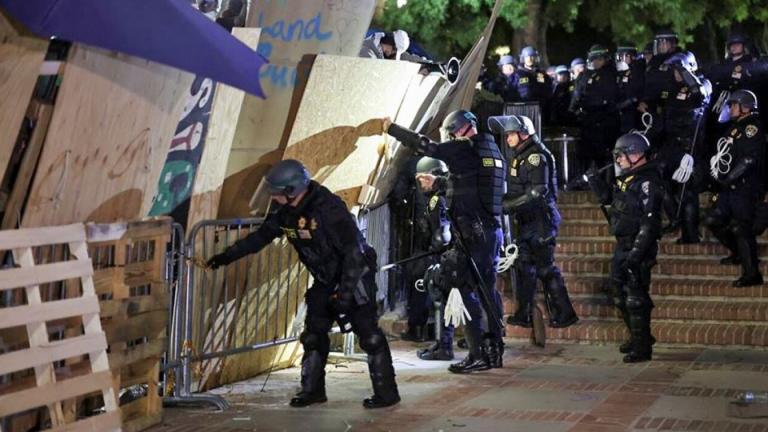 Άγριες συγκρούσεις στο UCLA ανάμεσα στην αστυνομία και φιλοπαλαιστίνιους διαδηλωτές