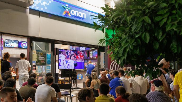 Ποδοσφαιρική φιέστα με τον αγώνα Σκωτία-Ελβετία στο κατάστημα ΟΠΑΠ της οδού Τζαβέλλα 111 στη Νίκαια