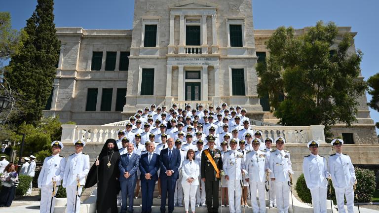 Ορκίστηκαν και παρέλαβαν τα ξίφη τους οι νέοι Σημαιοφόροι του Πολεμικού Ναυτικού και του Λιμενικού και του ΛΣ-ΕΛΑΚΤ