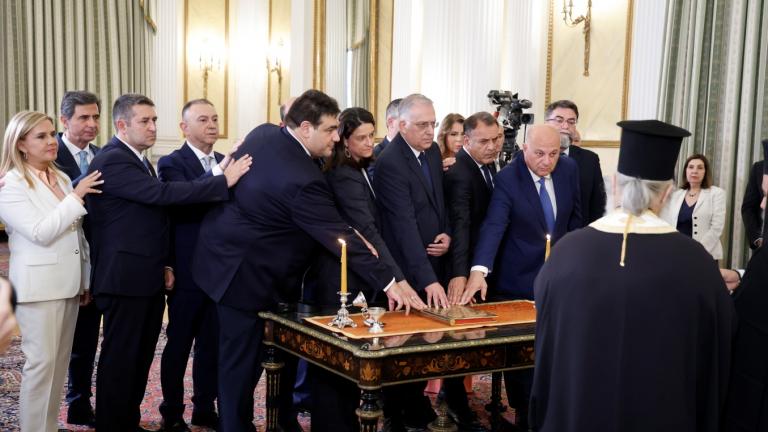 Ορκίστηκαν τα νέα μέλη της κυβέρνησης – Αύριο στις 10:00 η συνεδρίαση υπό τον πρωθυπουργό του υπουργικού συμβουλίου 