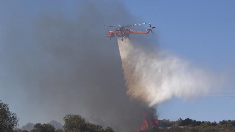 Σε εξέλιξη πυρκαγιά στη Σαλαμίνα