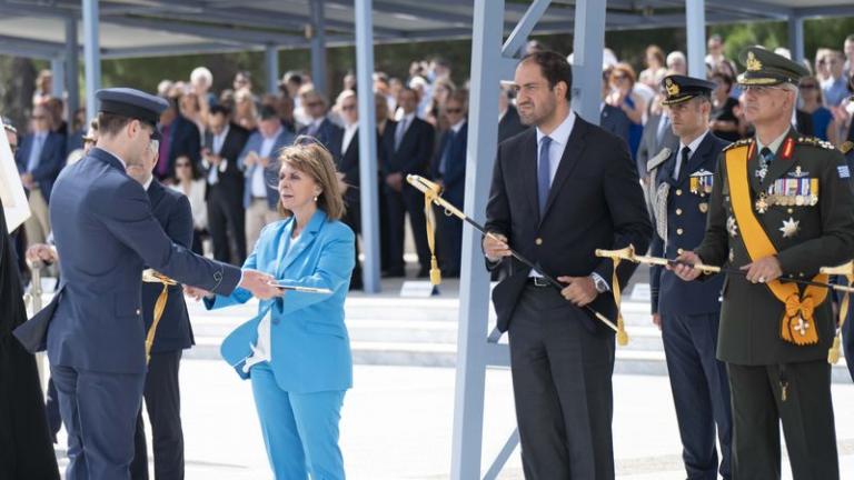 Ορκίστηκαν και έλαβαν τα ξίφη τους από την ΠτΔ Κ.Σακελλαροπούλου οι νέοι και νέες Ανθυποσμηναγοί της Πολεμικής Αεροπορίας 