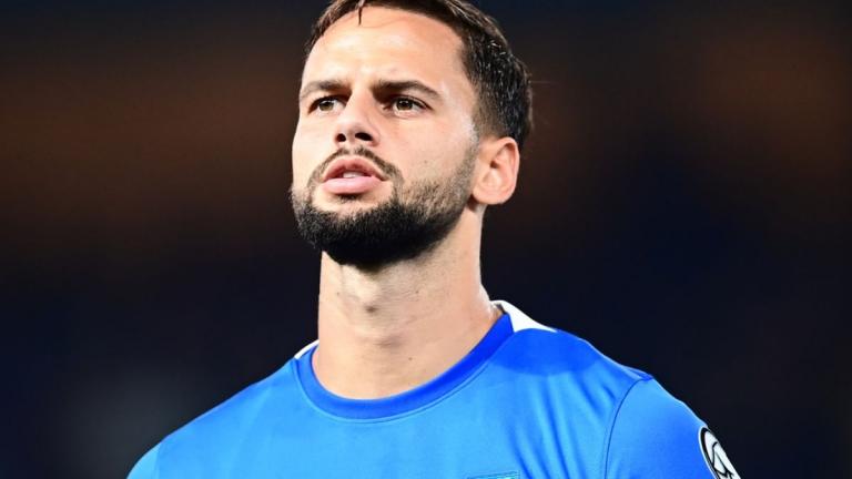 Στον Παναθηναϊκό αναμένουν έως το τέλος αυτής της εβδομάδας (Πέμπτη 27/6 ή Παρασκευή 28/6) την απάντηση του Δημήτρη Γιαννούλη στην εξαιρετική πρόταση που του έχουν καταθέσει -με ετήσιες αποδοχές που θα ξεπερνούν το 1,3 εκατ. ευρώ- ωστόσο την ίδια ώρα "τρέχουν" και τις άλλες μεταγραφικές υποθέσεις τους.  Τόσο στο θέμα των εξτρέμ, όπου υπάρχουν συζητήσεις με στόχους που έχουν εντοπιστεί στο πλαίσιο της (απαραίτητης) ποιοτικής αναβάθμισης της μεσοεπιθετικής γραμμής, όσο και στο θέμα της απόκτησης (τουλάχιστον)