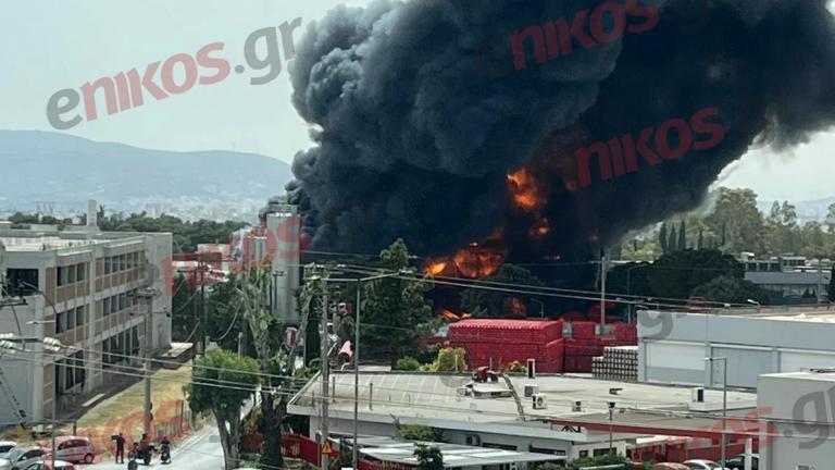Κάτω Κηφισιά: Μεγάλη πυρκαγιά έπειτα από έκρηξη σε εργοστάσιο - Μήνυμα από το 112